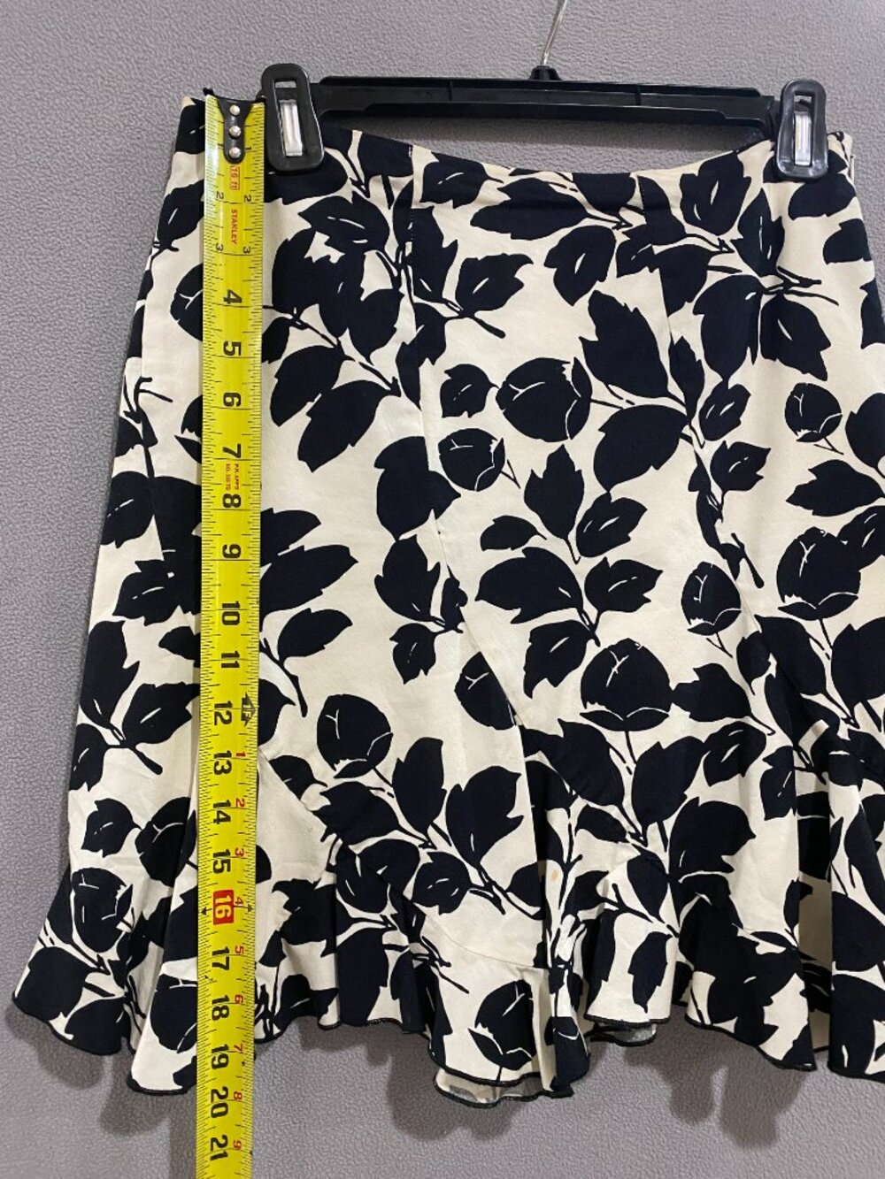 White House Black Market Black White Floral Skirt Size 2 Ruffle Hem A-Line - Picture 3 of 5